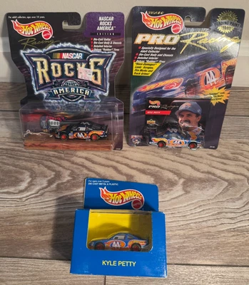 HOT WHEELS КАЙЛ ПЕТТИ ЛОТ ИЗ 3 ПРОФЕССИОНАЛЬНЫХ ГОНОЧНЫХ АВТОМОБИЛЕЙ И КАРТ NASCAR РОК-ГИТАРА + #44! - Изображение 1 из 4