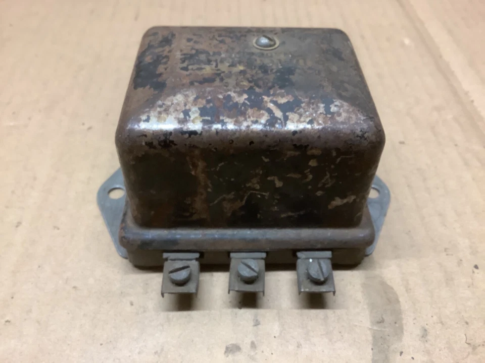 Chevrolet Oldsmobile Pontiac 1937-1939 regulador de voltaje Delco GM 1118203 usado Foto 1 de 4