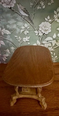 Mesa de comedor vintage miniatura de roble para casa de muñecas patas talladas ornamentadas y parte superior escala 1:12 Foto 1 de 4