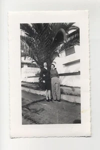 Vintage 1950er lesbisches Paar Foto 3 x 5 s/w umarmend liebevoll Hose Rock Anzug - Bild 1 von 2