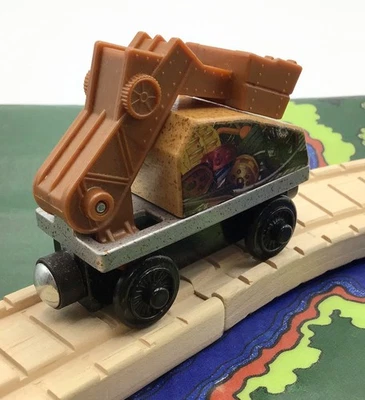 Thomas & Friends MONSTRUO DE CHATARRA Pala Coche Historia de los Valientes Tren de Ferrocarril de Madera Foto 1 de 4