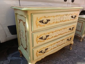 COMO' LACCATO VENEZIANO - 3 CASSETTI E DECORI DORATI - BAROCCHETTO - 1950 EMILIA - Foto 1 di 18