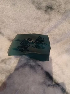 Siku Green Glass Stone Carving Paperweight Etched Bear + Inuit Walking - Afbeelding 1 van 9