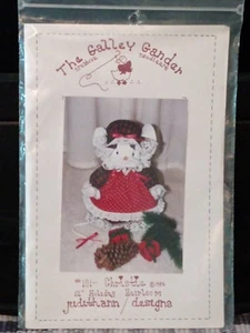 Weihnachten Maus Puppe Schnittmuster 12" von The Galley Gander ungeschnitten - Bild 1 von 2