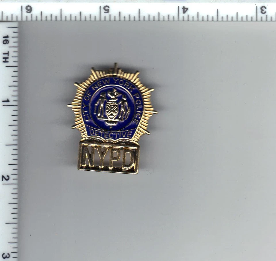 Prendedor de novedad de 1 pulgada de detective de policía con letras recortadas Foto 1 de 1