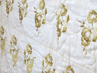 Colcha edredón satinado blanco metalizado hilo dorado volante 52x96 BODA Foto 1 de 4