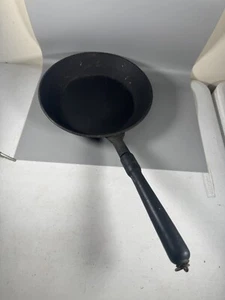 Padella vintage in acciaio al carbonio 9,75" con manico in legno, anni 30-50 - Foto 1 di 11