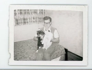 Hombre con carácter en gafas sosteniendo 2 mascotas gatos foto instantánea vintage - Imagen 1 de 3