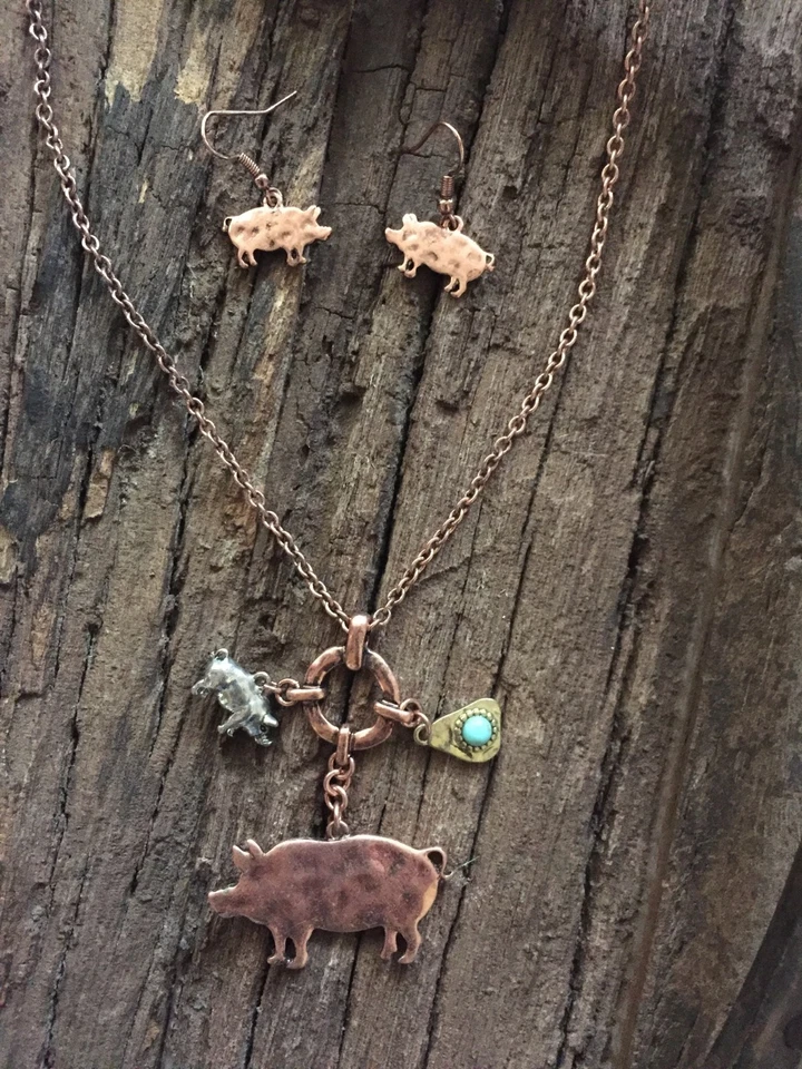 Nuevo Juego de Pendientes Collar Charm House Chic METAL ESTAMPADO CERDO  Foto 1 de 1