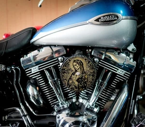 "Cubierta de purificador de aire de latón Santa Madre María grabada de 5,5"" de diámetro Harley Davidson" - Imagen 1 de 9