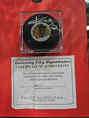 Disco assinado com certificado de autenticidade Michael Frolik Blackhawks com suporte - Imagem 1 de 4