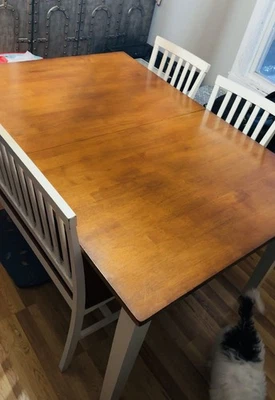 Mesa de Cocina con Asiento de Banco y 2 Sillas, Marrón/Blanco, Excelente Estado Foto 1 de 4