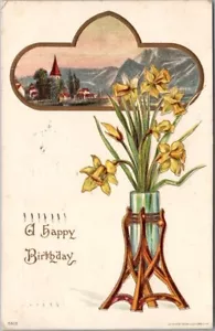 1913 HAPPY BIRTHDAY geprägte Postkarte Narzissenblumen in Vase / Stadtkirche - Bild 1 von 2