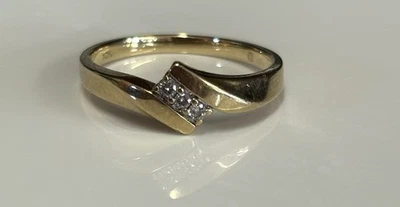 Anillo bypass vintage de oro amarillo de 10K con tres diamantes naturales redondos-talla 6,5. Foto 1 de 4