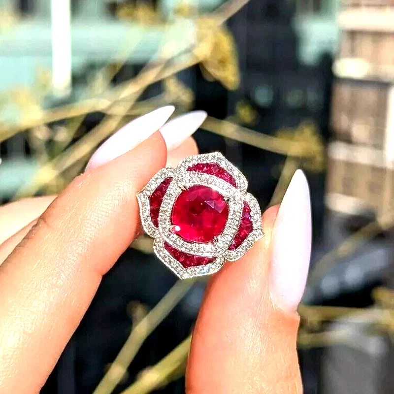 Anillo de compromiso para mujer enchapado en oro blanco de 14K corte cojín simulado rubí rojo Foto 1 de 4