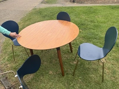 Mesa y sillas muy bonitas y sencillas Foto 1 de 2