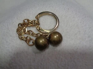 Schlüsselanhänger Ring Vintage 70er Jahre Metall goldfarben 2 Bowlingkugeln - Bild 1 von 1