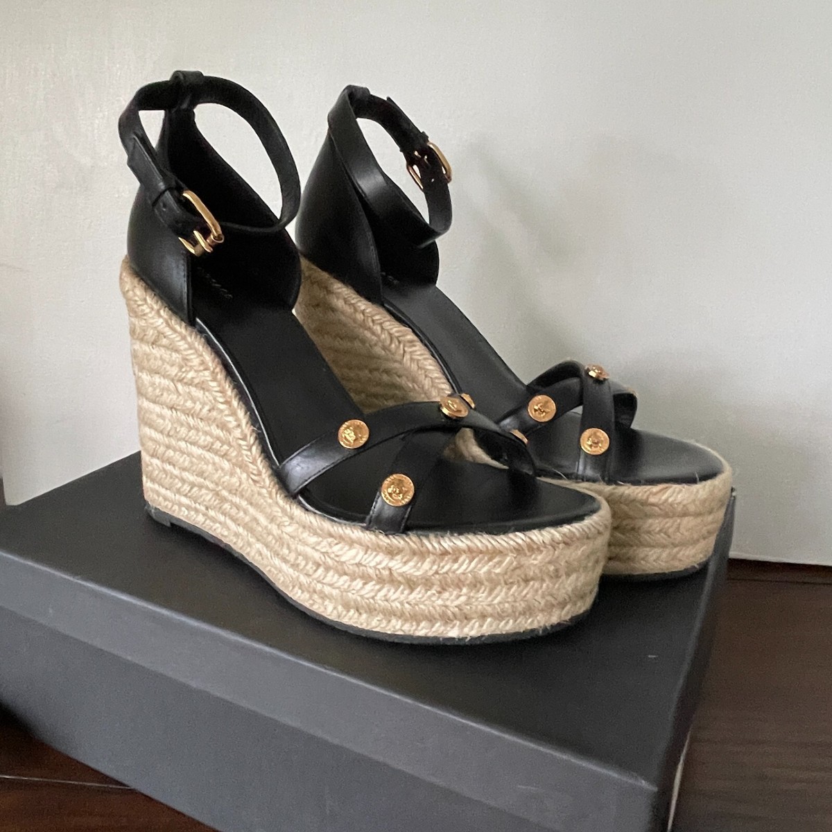 【23AW NEW】VERSACE / Medusa デニム スリングバックパンプス VERSACE(ヴェルサーチェ) パンプス(レディース) - 海外通販のBUYMA