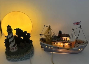 Vintage Department 56 Dudley Docker Fischerboot Dicken’s & Leuchtturm Lampe - Bild 1 von 22