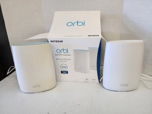 Router NETGEAR Orbi RBR50v2 y RBS50v2 satélite triple banda malla WiFi con adaptadores - Imagen 1 de 3