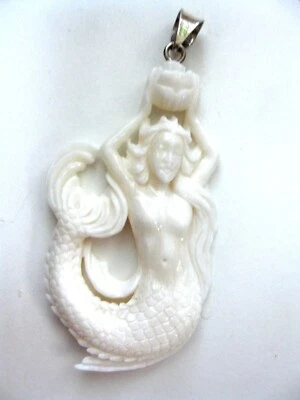 MS Colgante Artesanal Tallado Hueso de Vaca Sirena con Concha Espalda Lisa Bali Foto 1 de 3