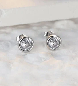 9K WHITE GOLD FILLED STUD EARRINGS MADE WITH SWAROVSKI CRYSTAL GIFT WG26A - Picture 1 of 3