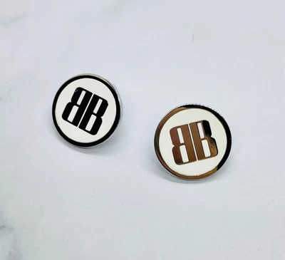 Brincos de botão brancos esmaltados autênticos BALENCIAGA BB - Usado / LU5594 - Imagem 1 de 4