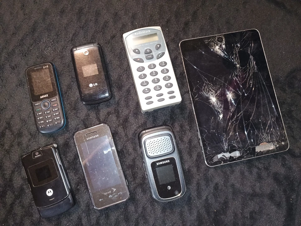 Lot of Phones Check Description - Image 1 of 4
