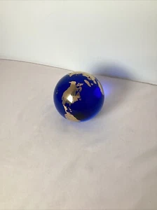 Kobaltblau Glas Weltkarte Briefbeschwerer, Karte in Goldfarbe Made in Taiwan - Bild 1 von 5