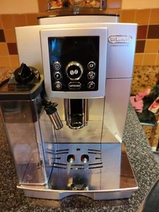 Máquina de café DeLonghi ECAM 23.460.S grano a taza, plateada y negra - Imagen 1 de 7
