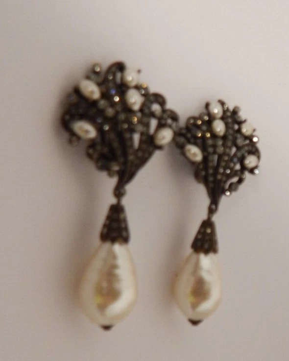 Heidi Daus Crystal Faux Pearl Large Clip on Dangle Drop Earrings 2.5" NICE! - Image 1 of 4