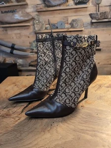 Botín Guess GG Signature Jacquard Cuero Punta Tobillo Tacón Alto Cremallera EE. UU. 8 M - Imagen 1 de 11