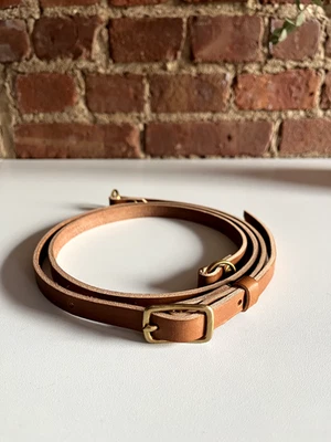 Correa ajustable de cuero marrón hecha a mano para cámara, Fieldwork Company "The No. 02" Foto 1 de 4