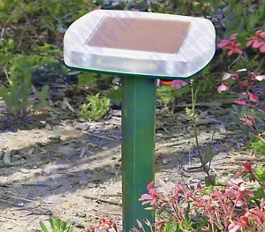SOLAR POWERED YARD PEST GOPHER RODENT LAWN GARDEN MOLE CHASER REPELLER REMOVAL - Picture 1 of 3