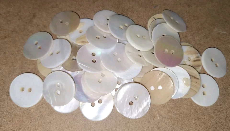 50 Stück Perlmutt Knöpfe weiß natur schimmernd, Set, ca. 20,3 mm, Konvolut 32" - Bild 1 von 1