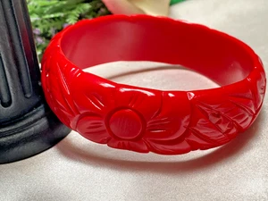 Beautiful Vintage Carved Floral Bright Red Lucite Resin Bangle Bracelet - Picture 1 of 11