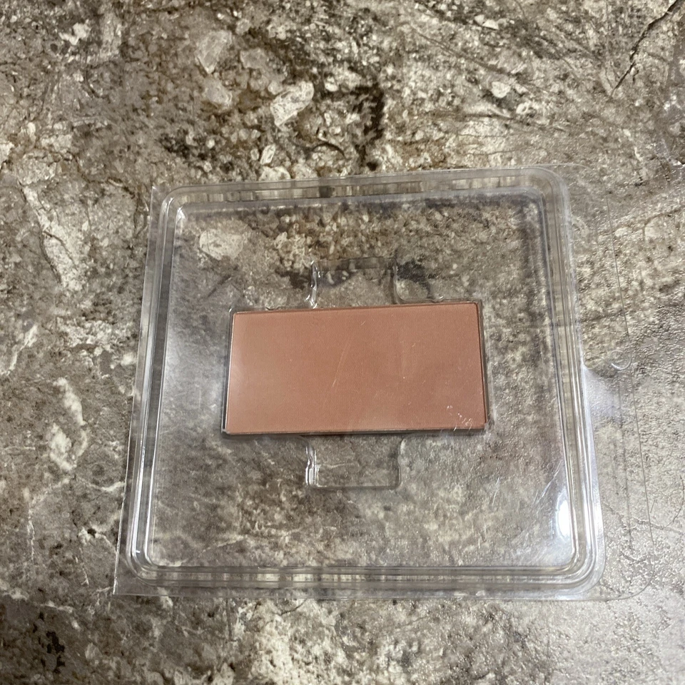 Rubor Calvin Klein recarga única en tono 05 Terra nuevo raro Foto 1 de 4