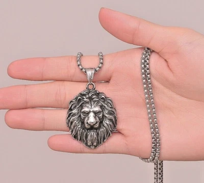 Collana uomo in acciaio inox con ciondolo testa di re leone catenina argento - Immagine 1 di 4