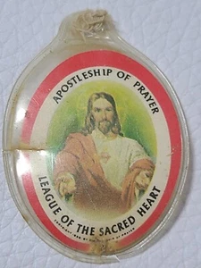 1959 Apostleship of Prayer League of the Sacred Heart Pendant Plastic Vintage  - Picture 1 of 11