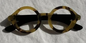 Runde Schildpatt Brille mit schwarzer Rückseite Brosche Anstecknadel  - Bild 1 von 3