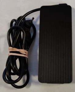 Insignia 65W AC Adapter, NS-PWLC663- one tip included - Picture 1 of 4