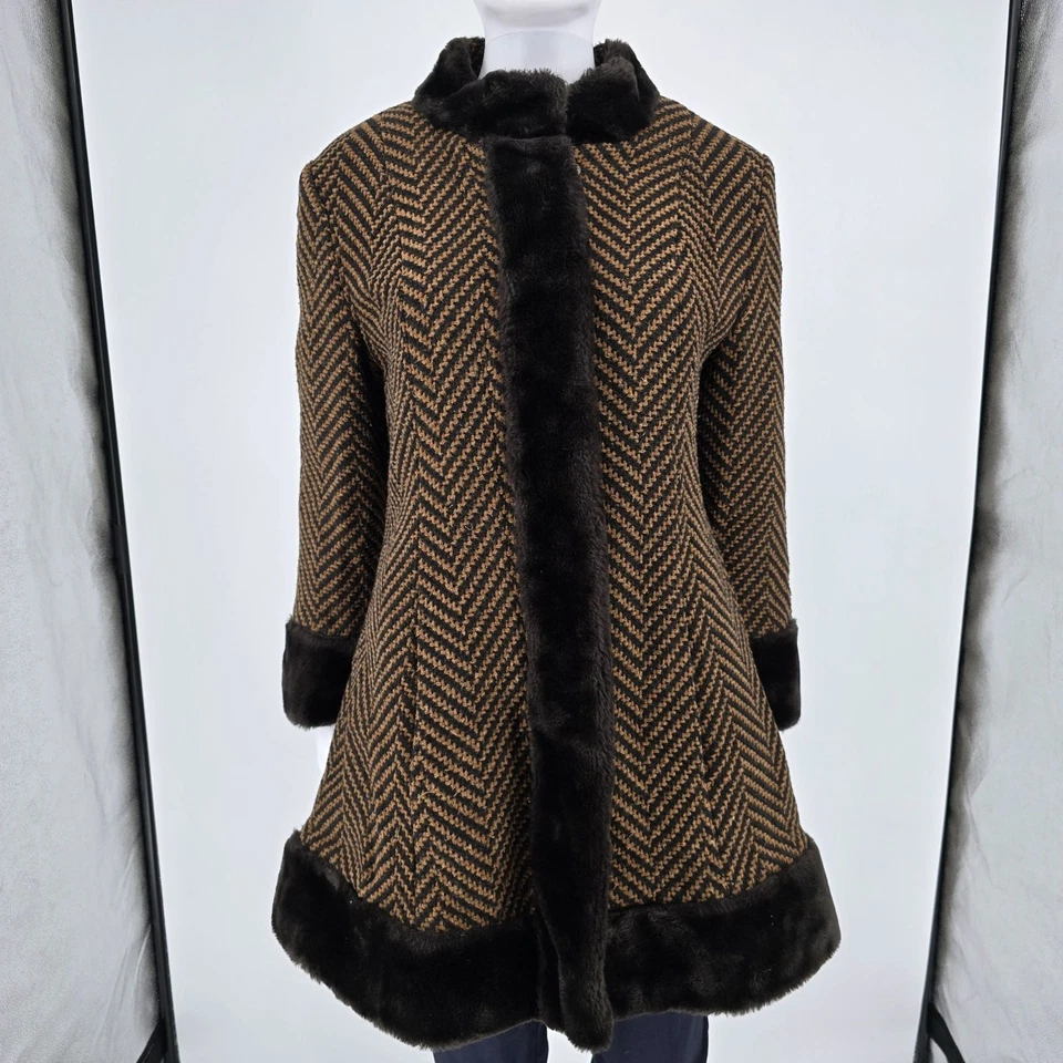 Vintage 1960s Unbranded Women's Chevron Tweed Fit & Flare Faux Fur Trim Coat (S) - Image 1 of 4
