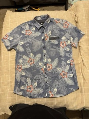 Rip Curl XL Men’s Hawaiian Shirt Short Sleeve Tropical Print - Image 1 of 4