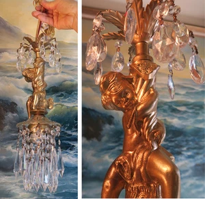 Lámpara Cherub SWAG Plugin Candelabro Metal Tono Oro Vidrio Prismas Transparentes - Imagen 1 de 12