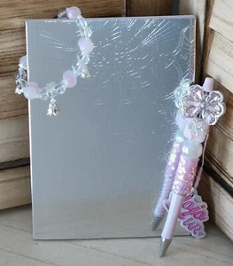 Penna alfa donna/adolescente fai da te Jojo fatta a mano con quaderno e bracciale OOAK set regalo - Foto 1 di 4