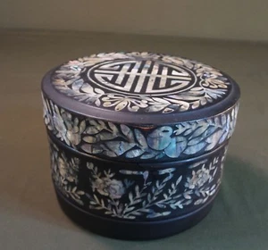 Very Rare Korean Joseon Dynasty Lacquer Lunch Box with Sea Shell Decoration - Picture 1 of 5