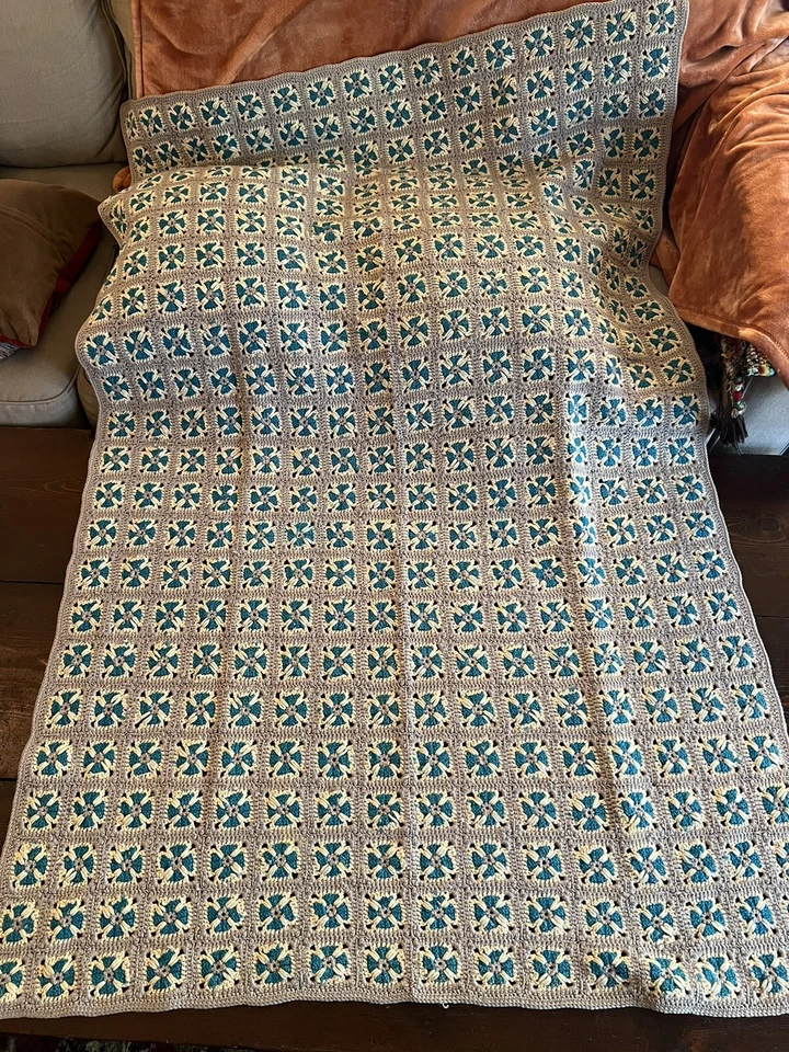 Cruz maltesa vintage hecha a mano ganchillo afgano principios de los años 60 lana Foto 1 de 1