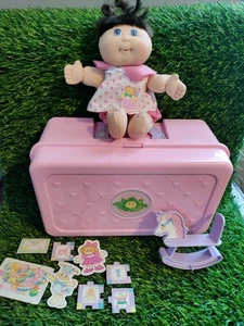 1995 Cabbage Patch Kids CPK Love 'N' Go Baby Kinderzimmer Tragen Spielset - Bild 1 von 9