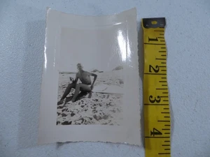 Foto instantánea vintage de hombre joven en la playa sin camisa de los años 40 y 50 en blanco - Imagen 1 de 2