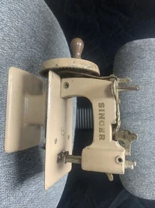 SINGER Mini Sewing Machine Hand Crank 1950's (C2) - Picture 1 of 9